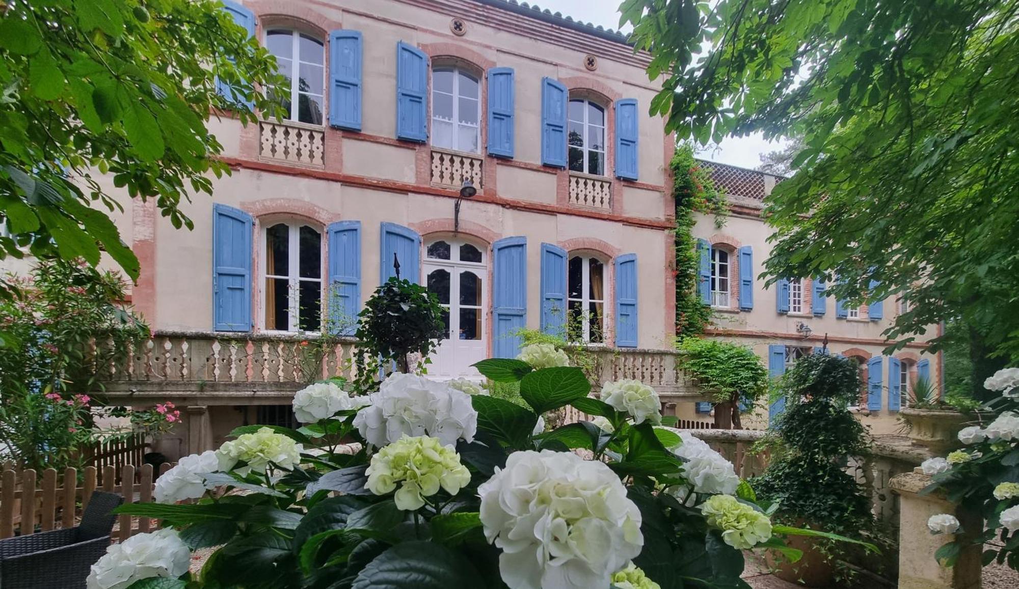 Le Manoir Du Thouron Pensión *